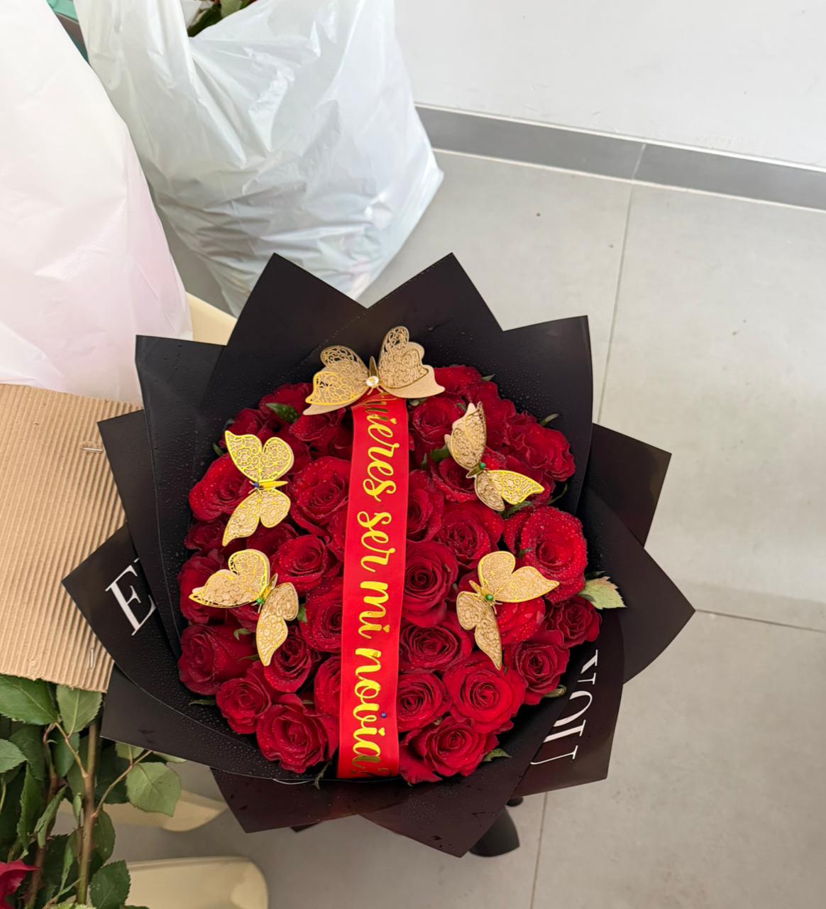 Arreglo de 40 rosas rojas